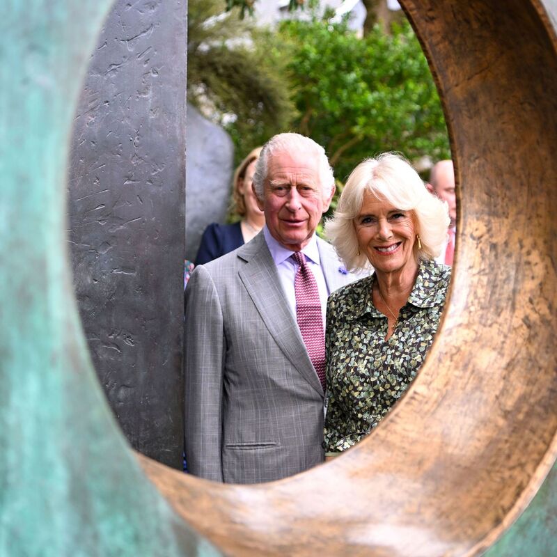 König Charles und Königin Camilla bei einem Besuch des Barbara Hepworth Museum and Sculpture Garden. - Foto: Finnbarr Webster/PA/AP/dpa