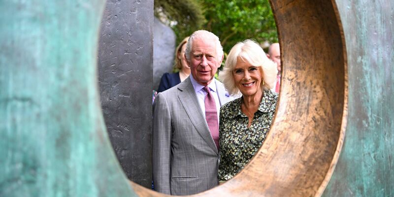 König Charles und Königin Camilla bei einem Besuch des Barbara Hepworth Museum and Sculpture Garden. - Foto: Finnbarr Webster/PA/AP/dpa