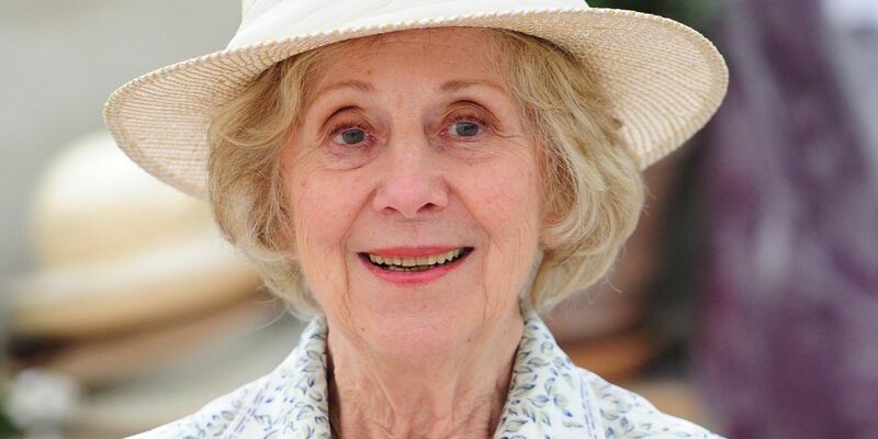 Die Schauspielerin Bibiana Zeller (Erna) lächelt während eines Settermins zum ARD-Film «Hochzeiten» in einer Gärtnerei. - Foto: Marc Müller/dpa