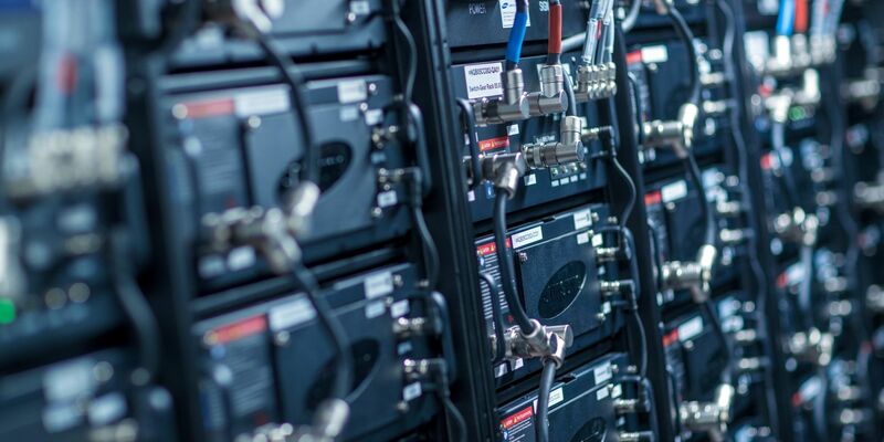 Akku-Blöcke in einem Batteriepark. (Symbolbild) - Foto: Jens Büttner/dpa-Zentralbild/dpa