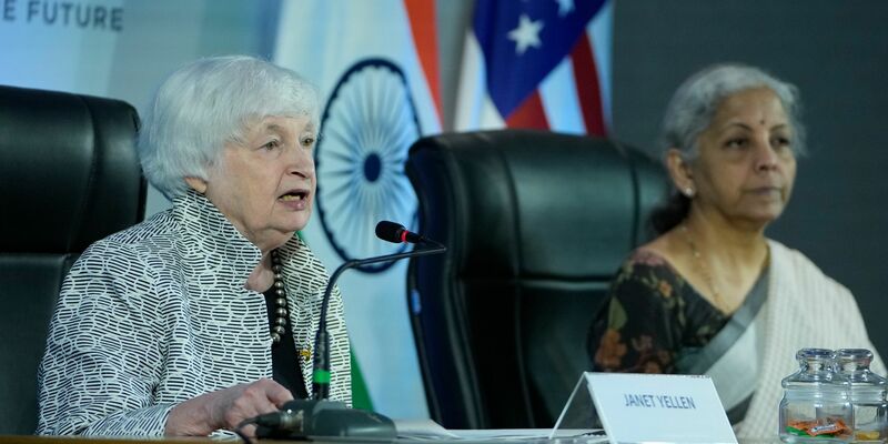 US-Finanzministerin Janet Yellen (l) und ihre indische Kollegin Nirmala Sitharaman wollen zusammenarbeiten. - Foto: Ajit Solanki/AP/dpa