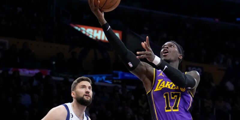 Dennis Schröder (r) kritisierte seinen Nationalmannschaftskollegen Maximilian Kleber in einem Podcast scharf. - Foto: Marcio Jose Sanchez/AP/dpa