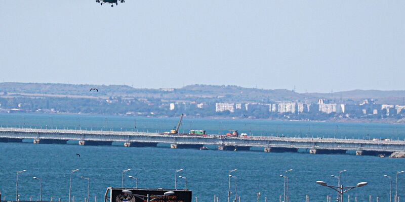 Blick auf die Krim-Brücke, die das russische Festland und die Halbinsel Krim über die Straße von Kertsch verbindet. - Foto: -/AP/dpa