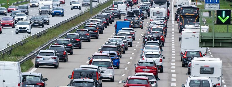Der Verkehrssektor hat 2022 erneut die im Klimaschutzgesetz festgelegten Jahresemissionshöchstmengen überschritten. - Foto: Peter Kneffel/dpa