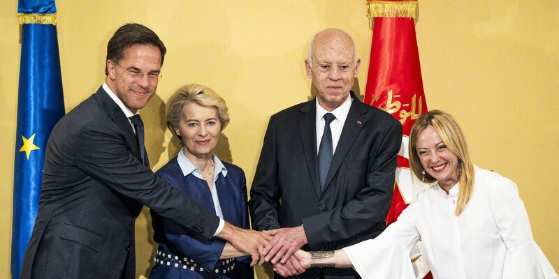 Mark Rutte (v.l.), Ursula von der Leyen, Kais Saied und Giorgia Meloni haben eine engere Zusammenarbeit beim Thema Migration ausgelotet. - Foto: Freek Van Den Bergh/ANP/dpa