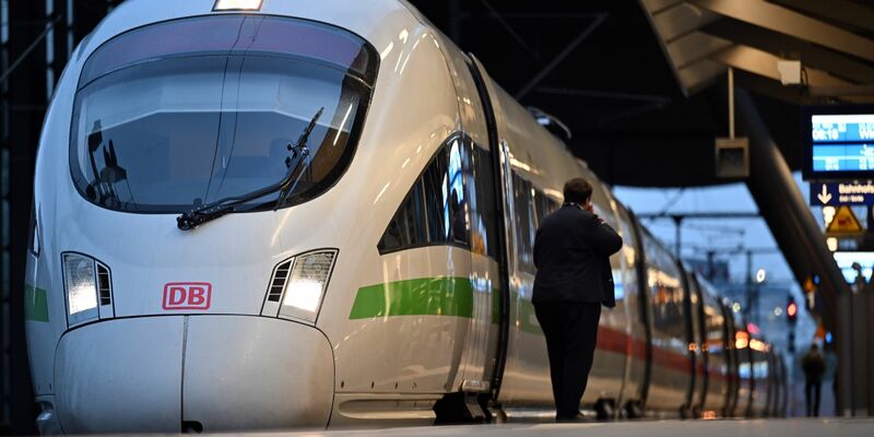 Der Tarifkonflikt bei der Bahn soll mit einer Schlichtung beigelegt werden. - Foto: Martin Schutt/dpa