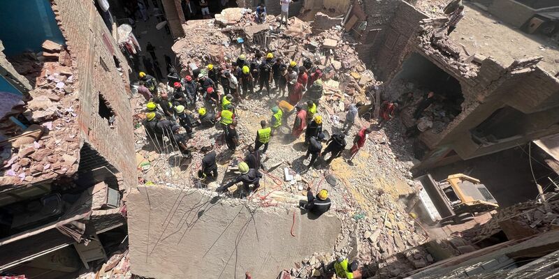 Rettungskräfte suchen nach Überlebenden in den Trümmern eines vierstöckigen Gebäudes, das im Stadtteil Hadayek al-Kobba eingestürzt ist. - Foto: Ahmed Gamal/dpa
