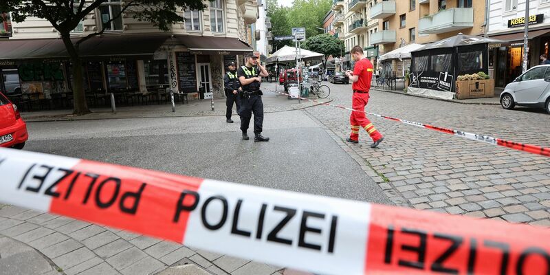 Einsatzkräfte sind im Rahmen eines Bombenfunds in Hamburg bei Evakuierungsmaßnahmen im Einsatz. - Foto: Bodo Marks/Bodo Marks/dpa