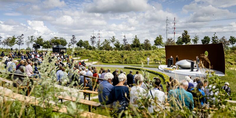 Angehörige der Opfer nehmen an der Gedenkfeier am Nationaldenkmal MH17 teil. - Foto: Sem Van Der Wal/ANP/dpa