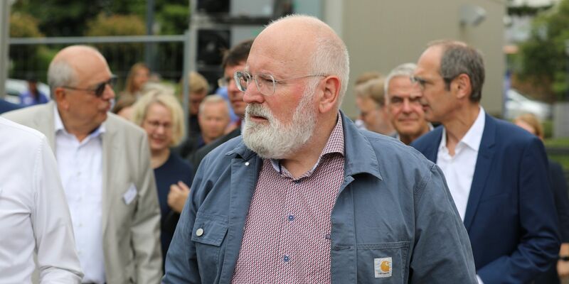 Frans Timmermans (M), EU-Kommissionsvize besucht das St. Antonius Krankenhaus. Die Niederländische Grüne und Sozialdemokraten bilden nun eine gemeinsame Liste. Als möglicher gemeinsamer Spitzenkandidat gilt Frans Timmermans. - Foto: Sascha Thelen/dpa