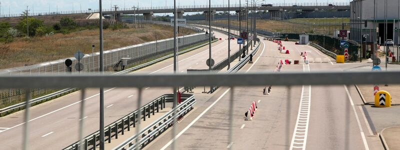 Blick auf eine leere Autobahn zur gesperrten Krim-Brücke, die das russische Festland und die Halbinsel Krim verbindet. - Foto: -/AP/dpa