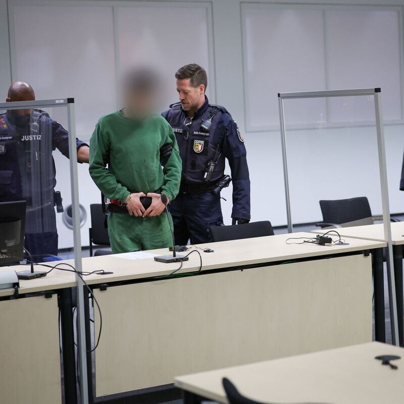 Der Angeklagte Ibrahim A. (3.v.l.) wird in den Gerichtssaal gebracht. - Foto: Christian Charisius/dpa/Pool/dpa