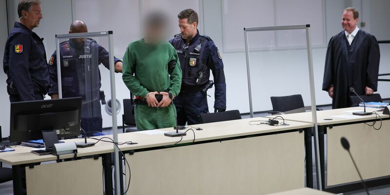 Der Angeklagte Ibrahim A. (3.v.l.) wird in den Gerichtssaal gebracht. - Foto: Christian Charisius/dpa/Pool/dpa