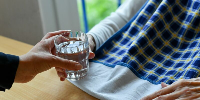 Hohe finanzielle Belastung: Im ersten Jahr im Heim sind im bundesweiten Schnitt 2548 Euro pro Monat aus eigener Tasche fällig. - Foto: Jens Kalaene/dpa-Zentralbild/dpa