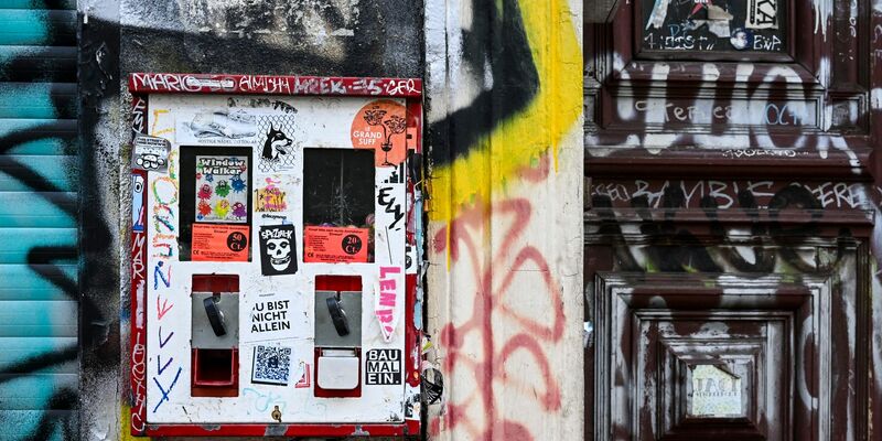 Es gibt sie noch - auch wenn die Kaugummiautomat nicht selten beklebt oder besprüht sind. - Foto: Jens Kalaene/dpa