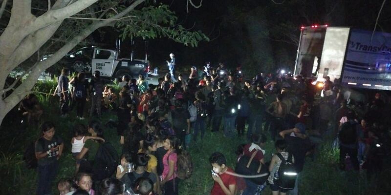 206 Menschen wurden aus einem abgestellten Lastwagen in Mexiko gerettet. - Foto: ---/INM/dpa