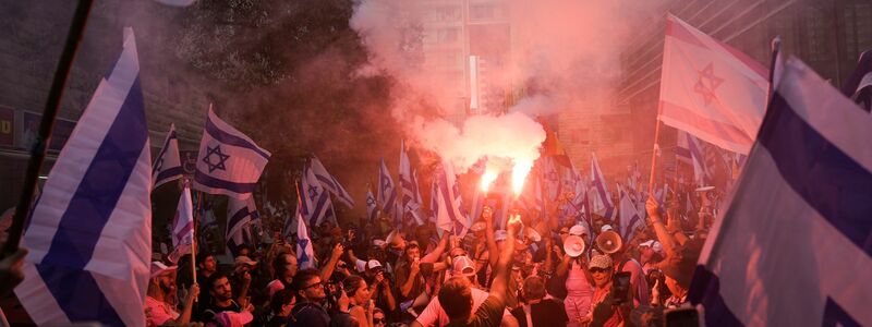 Protest gegen die geplante Justizreform der israelischen Regierung in Tel Aviv. - Foto: Oded Balilty/AP/dpa