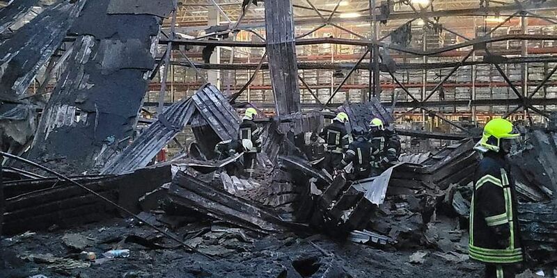 Nach einem russischen Luftangriff auf Odessa Mitte Juni löschen Feuerwehrleute einen Brand in einem Lagergebäude. Nun hat Russland die Schwarzmeerstadt erneut angegriffen. - Foto: Uncredited/Ukrainian Emergency Situation Press Office/AP/dpa