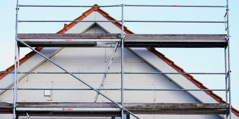 Baugerüst in einem Neubaugebiet. Die Zahl der Baugenehmigungen ist erneut gesunken. - Foto: Uwe Anspach/dpa
