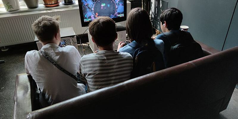 Junge Leute beim Zocken (Archiv) - Foto: ?ber dts Nachrichtenagentur