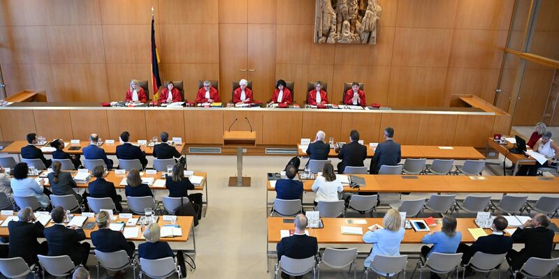 Der Zweite Senat des Bundeverfassungsgerichts verhandelt über die Wahlprüfungsbeschwerde der Unionsfraktion im Bundestag. - Foto: Bernd Weißbrod/dpa