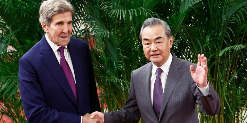 John Kerry (l) wird in Peking von Spitzendiplomat Wang Yi empfangen. - Foto: Florence Lo/Reuters Pool via AP/dpa