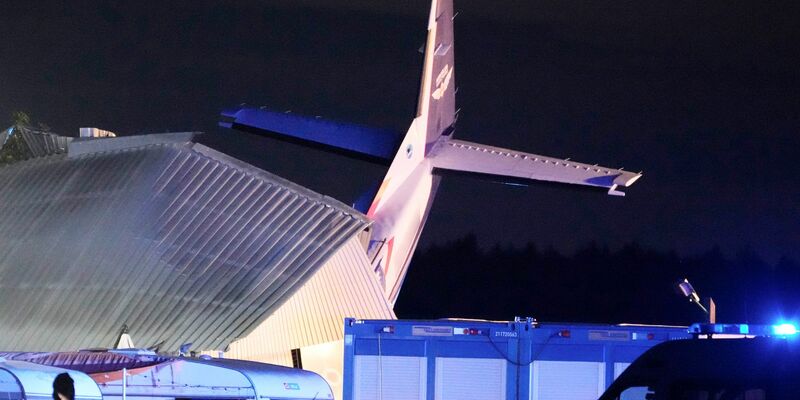 Das Heck einer Cessna 208B vom Typ «Grand Caravan» ragt aus einem Hangar, in den die Maschine nach dem Landeanflug auf den Sportflughafen Chrcynno nördlich der Hauptstadt Warschau gekracht ist. - Foto: Czarek Sokolowski/AP/dpa