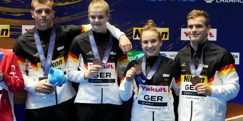 Das DSV-Quartett holte im Mixed-Team-Wettbewerb Bronze. - Foto: Lee Jin-man/AP/dpa