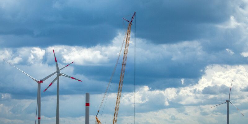 Im ersten Halbjahr 2023 wurden 331 Windräder mit einer Gesamtleistung von rund 1,56 Gigawatt errichtet. - Foto: Jens Büttner/dpa