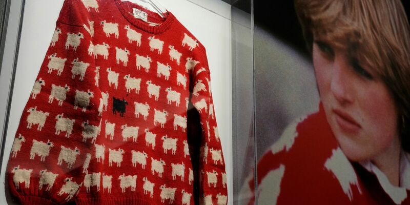 Der Pullover von Prinzessin Diana ist im Auktionshaus Sotheby's in London ausgestellt. - Foto: Frank Augstein/AP