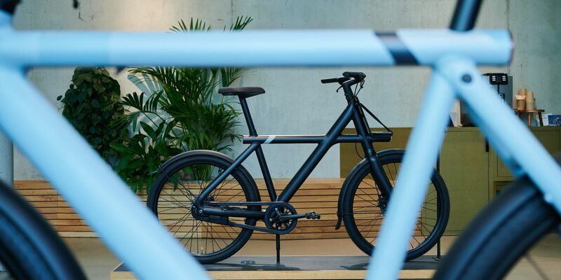 Räder der Firma VanMoof in einem Laden in Berlin. - Foto: Annette Riedl/dpa