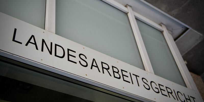 Mit dem gefährlichen Sprung in den Fluss habe der Mitarbeiter eine Pflichtverletzung begangen und den Betriebsfrieden gestört, befand das Gericht. - Foto: picture alliance / dpa