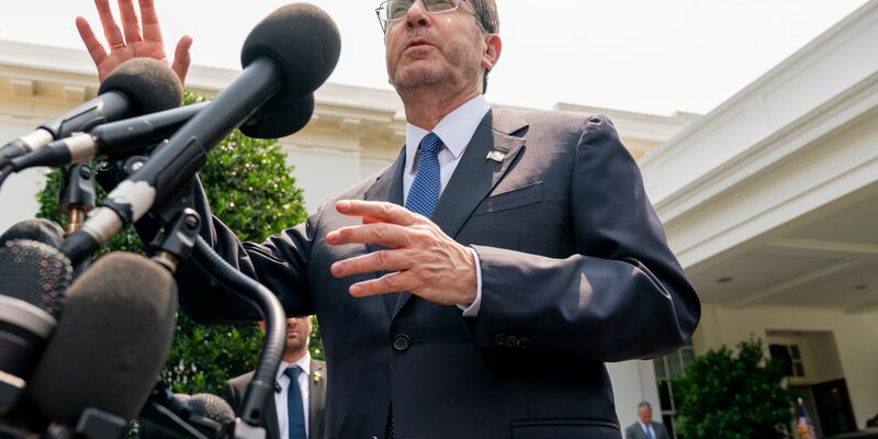 Der israelische Präsident Izchak Herzog spricht zu den Medien vor dem Westflügel des Weißen Hauses nach einem Treffen mit US-Präsident Biden. - Foto: Jacquelyn Martin/AP/dpa