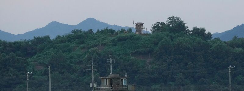 Ein nordkoreanischer Wachposten (hinten) und ein südkoreanischer Wachposten (vorne) an der innerkoreanischen Grenze. - Foto: Ahn Young-joon/AP/dpa