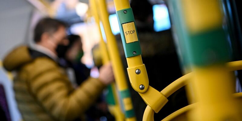 In BVG-Bussen rufen Durchsagen die Fahrgäste nun dazu auf, nicht laut zu telefonieren oder Videos über den Handy-Lautsprecher abzuspielen. (Archivbild) - Foto: Britta Pedersen/dpa-Zentralbild/dpa