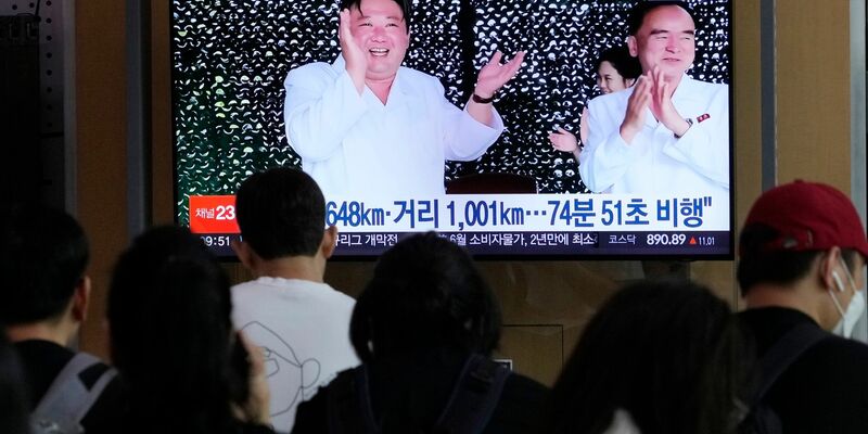 Ein Fernsehbildschirm zeigt ein Bild von Kim Jong Un (l) während einer Nachrichtensendung im Bahnhof von Seoul. - Foto: Ahn Young-joon/AP/dpa