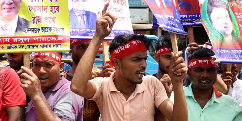 Demonstranten fordern in Dhaka den Rücktritt von Premierministerin Sheikh Hasina. - Foto: Syed Mahabubul Kader/ZUMA Press Wire/dpa