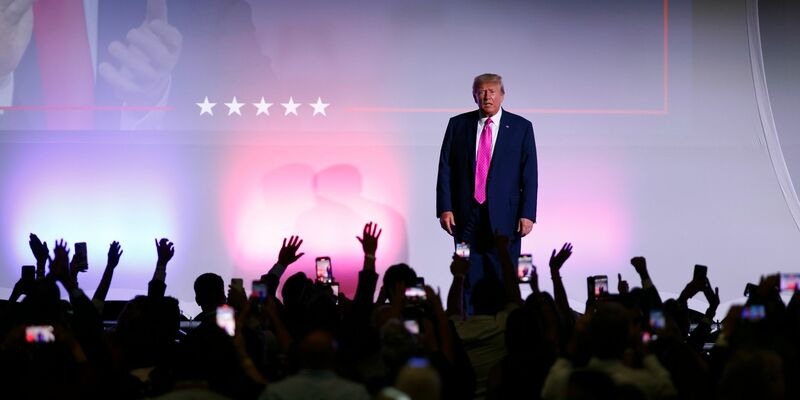 Ex-Präsident Donald Trump bei einer Veranstaltung im US-Bundesstaat Michigan. Dort sollen einige seiner Anhänger 2020 versucht haben, die Wahlen zu beeinflussen. - Foto: Al Goldis/AP/dpa