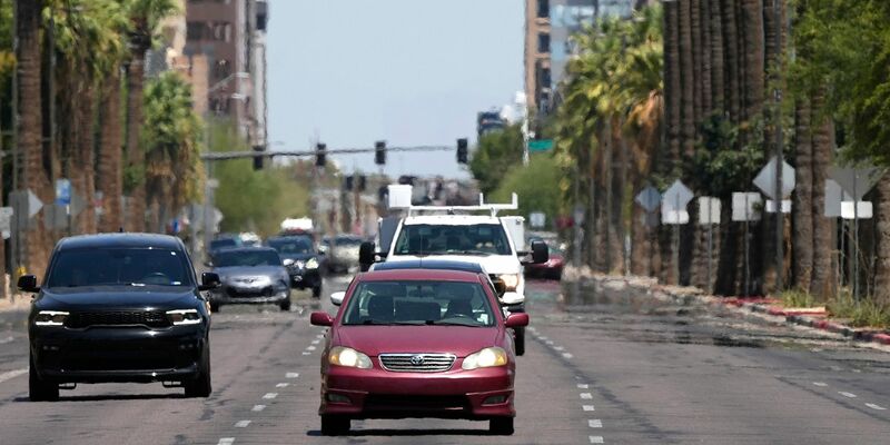 Die Hitze flimmert in der Innenstadt von Phoenix. Die Metropole im US-Bundesstaat Arizona hat laut US-Wetterdienst gleich mehrere Hitzerekorde an einem Tag gebrochen. - Foto: Ross D. Franklin/AP