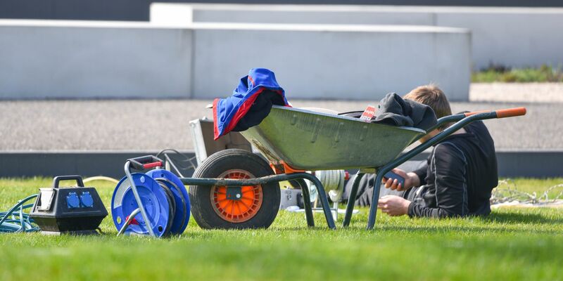 Ein Arbeiter legt auf dem Gelände der Landesgartenschau eine Pause ein. Amtsärzte regen angesichts hoher Temperaturen im Sommer die Einführung einer Siesta-Arbeitsweise an. - Foto: Uwe Anspach/dpa