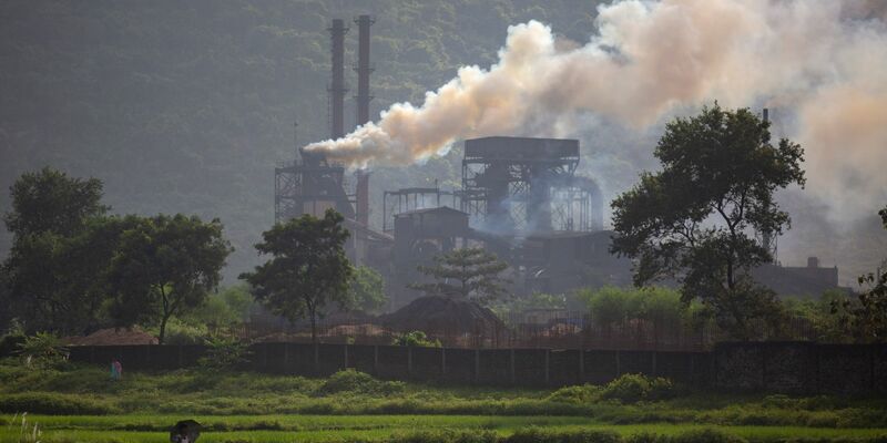 Rauch steigt aus einem mit Kohle betriebenen Stahlwerk im Dorf Hehal in der Nähe von Ranchi im östlichen Bundesstaat Jharkhand. - Foto: Altaf Qadri/AP/dpa