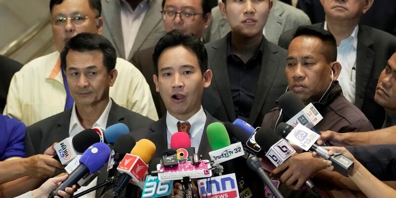 Pita Limjaroenrat (M), Vorsitzender der Move Forward Party, und Chonlanan Srikaew (l), Vorsitzender der Pheu Thai Partei, sprechen nach einem Treffen mit Reportern. - Foto: Sakchai Lalit/AP