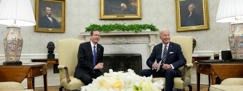 Israels Präsident Izchak Herzog (l) wird von US-Präsident Joe Biden im Oval Office des Weißen Hauses empfangen. - Foto: Susan Walsh/AP/dpa