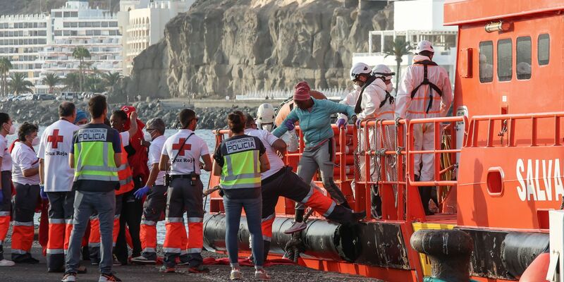Ein Boot der spanischen Seenotrettung «Salvamento Maritimo» bringt am Arguineguin Pier in Gran Canaria Migranten an Land. Beim Thema Migration sind laut Forschungszentrum MIDEM diejenigen am stärksten polarisiert, die den Zuzug von Ausländern begrenzen wollen. - Foto: Europa Press/EUROPA PRESS/dpa