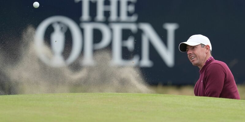 Der Nordire Rory McIlroy absolviert auf dem Par-71-Kurs eine Übungsrunde. - Foto: Kin Cheung/AP/dpa