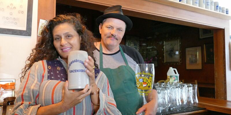 Bierkrüge aus Steinzeug stehen auf einem Regal unter einem Porträt des ehemaligen US-Präsidenten Lincoln im deutschen Restaurant «Suppenküche». - Foto: Barbara Munker/dpa