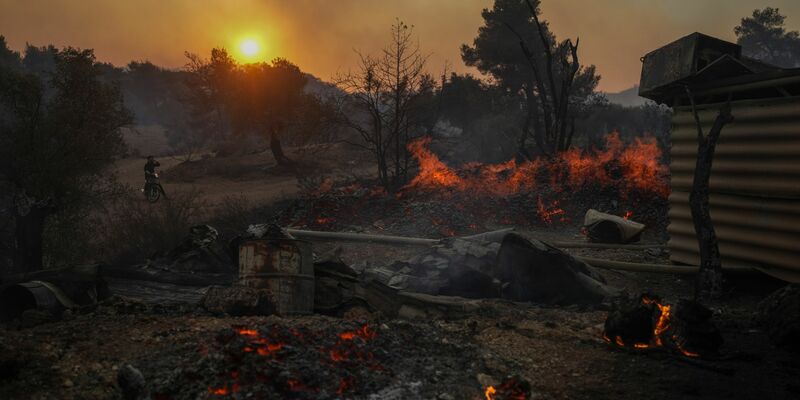 In Mandra, westlich von Athen, brennt es. - Foto: Petros Giannakouris/AP