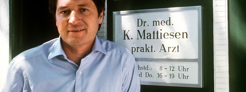 Schauspieler Christian Quadflieg als Dr. med. Karsten Mattiesen, aufgenommen bei Dreharbeiten zur TV-Serie «Der Landarzt» im Jahr 1986. - Foto: Horst Ossinger/dpa
