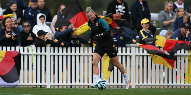 Die Kapitänin der DFB-Frauen, Alexandra Popp, will mit der Wahl der Kapitänsbinde ein gesellschaftliches Statement setzen. - Foto: Dean Lewins/AAP/dpa