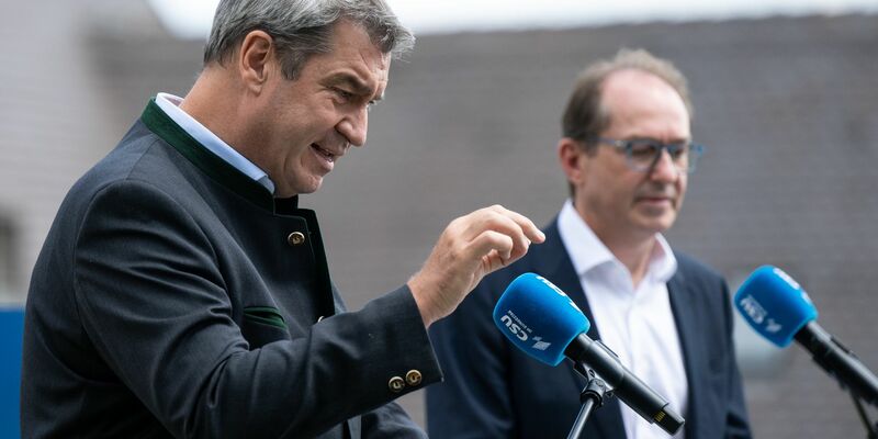 Der bayerische Ministerpräsident Markus Söder und CSU-Landesgruppenchef Alexander Dobrindt (r) am Kloster Andechs. - Foto: Sven Hoppe/dpa